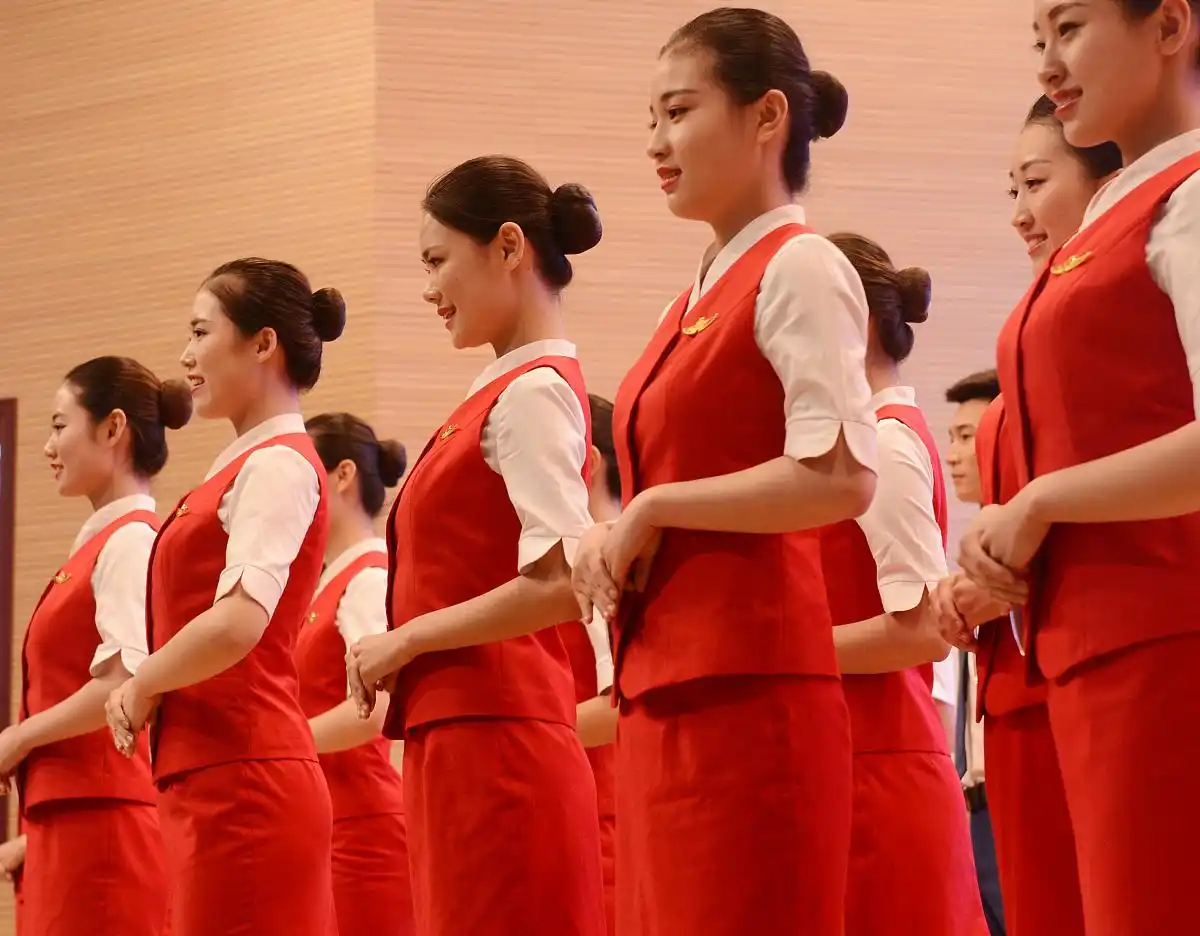 揭秘空姐选拔标准：万米高空绽放光彩的背后要求？