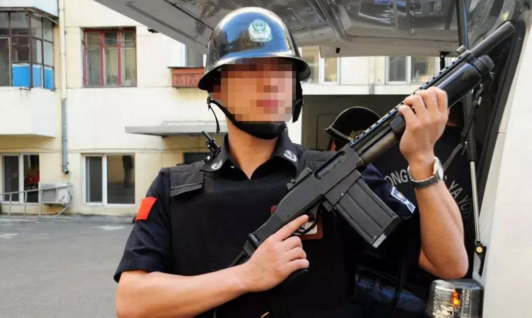 揭秘运钞车押运员的神秘工作：高压力背后的真实工资与心理挑战